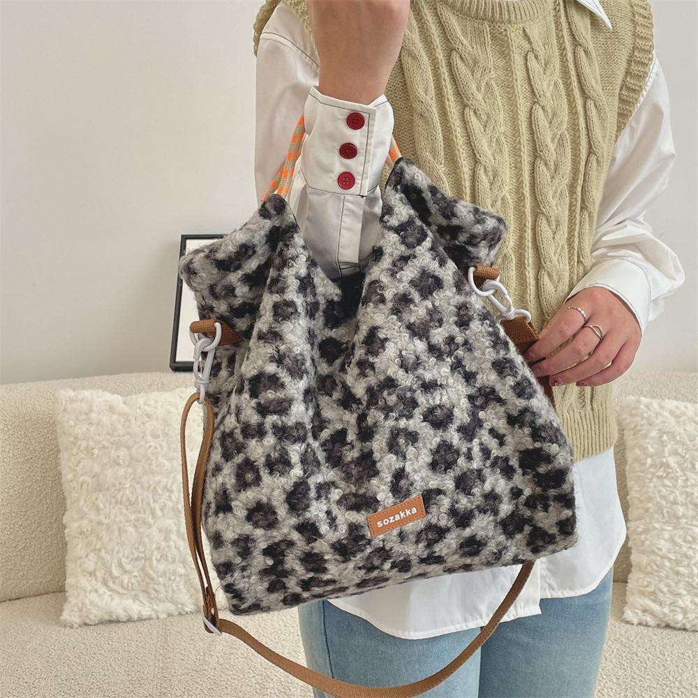 Женская плюшевая леопардовая сумка через плечо, модная сумка для переноски, большая вместимость, стильная мешковатая сумка кроссбоди, сумка для путешествий на открытом воздухе CLE