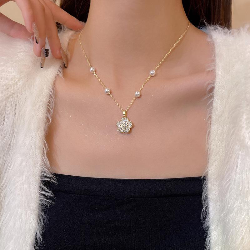 Trendy Light Luxury Pearl Heart Necklace: Versatile Beaded Clavicle Chain for Women's Style