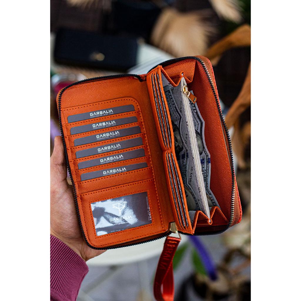 Tilburg Кошелек-портфель с ручкой на запястье и соломенным узором сливово-фиолетового цвета с большим количеством визитниц