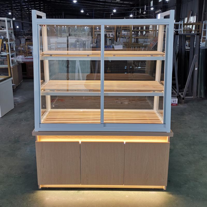 В наличии кондитерская витрина: Остров из массива дерева и кованого железа с ящиками для хлеба, выпечки и жареных продуктов