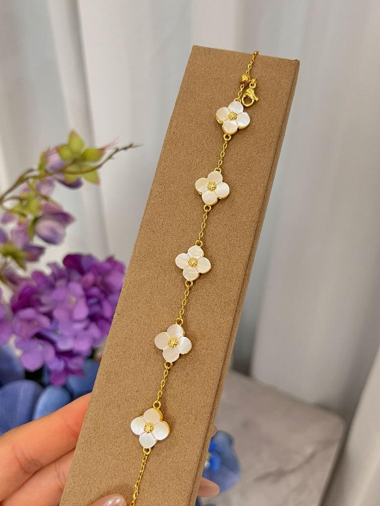 Французское ретро ожерелье с белой ракушкой в виде цветка с четырьмя лепестками с бахромой, браслет с пятью цветками, темперамент лепестков, премиальный набор легкой роскоши