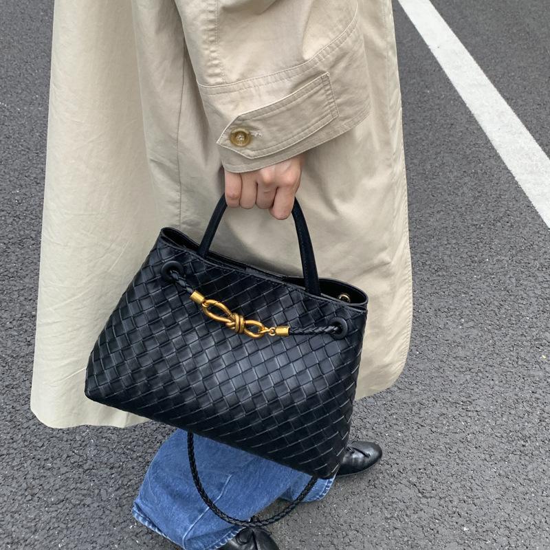 В этом году популярная супер-горячая маленькая сумка женская 2025 новая осенне-зимняя универсальная сумка-мессенджер портативная сумка-ведро для поездок на работу