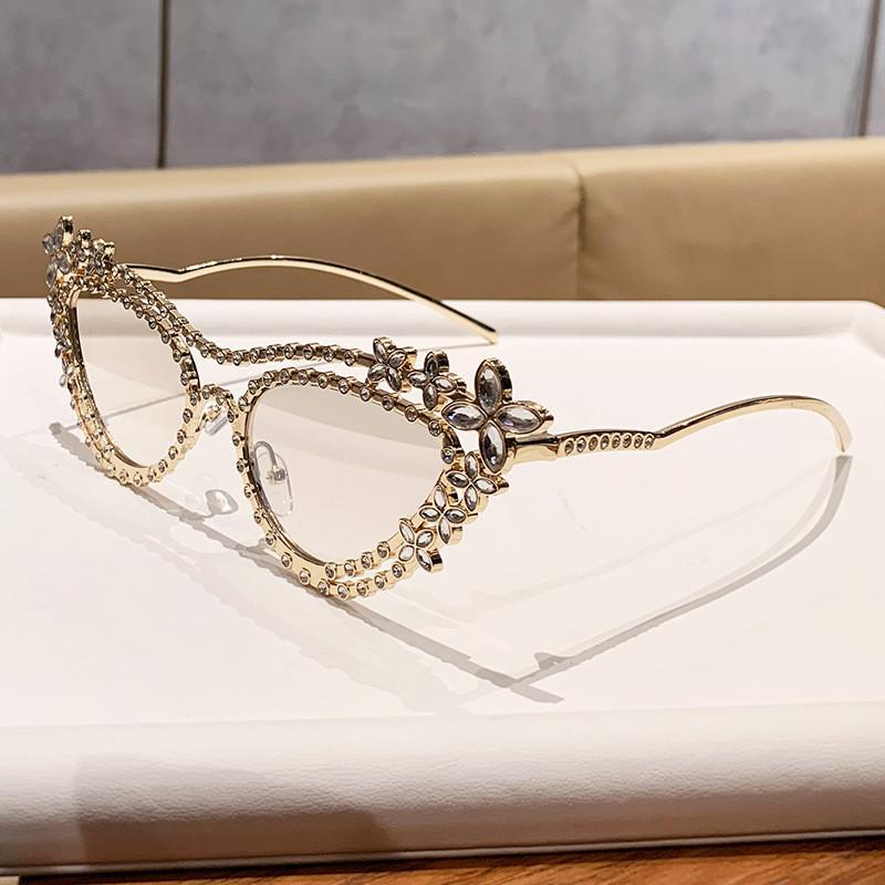Heavyduty Glamorous Cat Eye Sunglasses With Pc Lenses For Stylish Travel