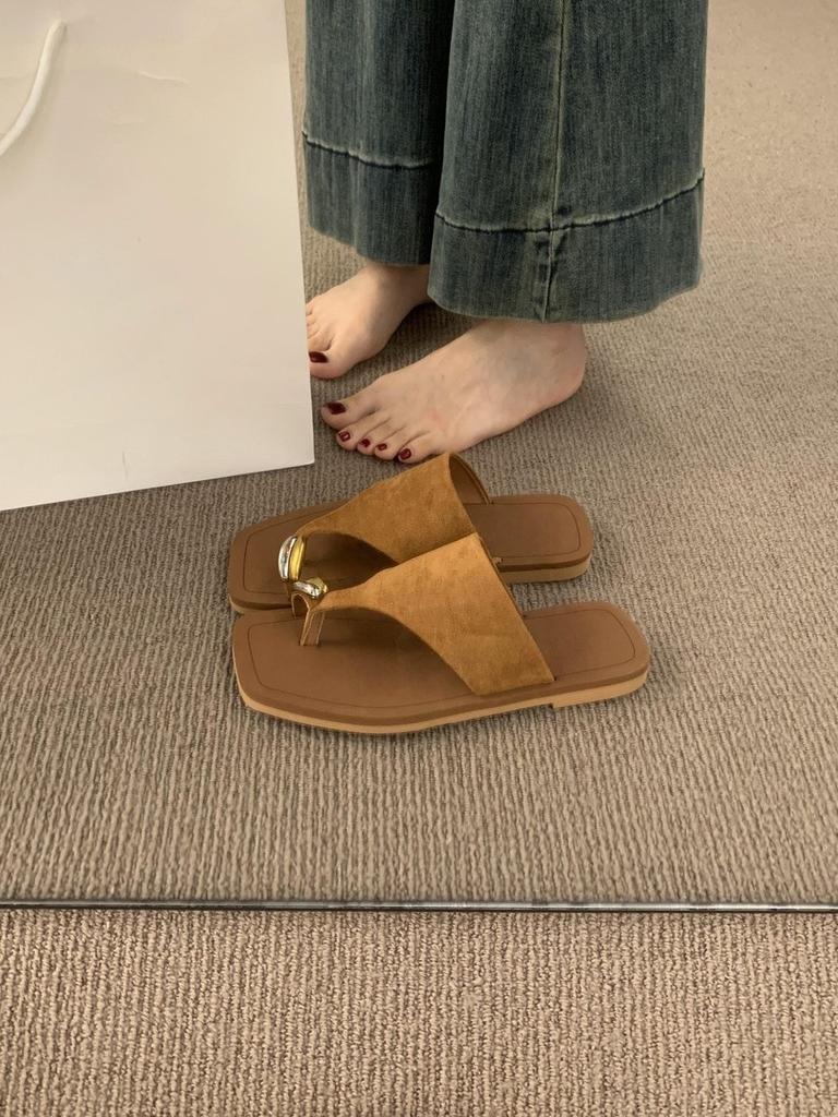 Fashion casual cover toe flat slippers women's summer wear 2025 new seaside vacation beach shoes cool slippers