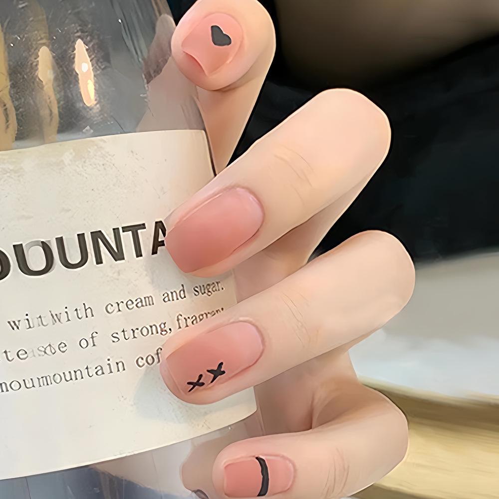 Весенне-летние короткие белые наклейки на кончики ногтей - Готовое изделие