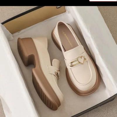 Лоферы на платформе из черной и молочно-белой кожи в британском стиле с пряжкой