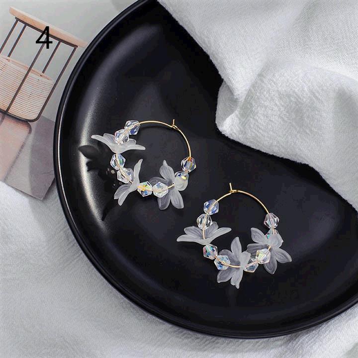 Нежные серьги-цветы из молочного акрила. В ассортименте несколько разных моделей