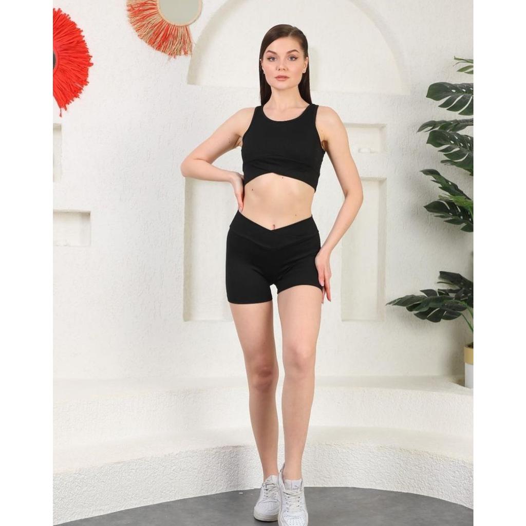 Спортивный комплект из бюстье и шорт в рубчик