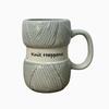 Керамическая кружка с вязаным узором в виде клубка пряжи и забавным слоганом.