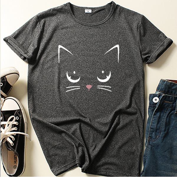 Футболка с короткими рукавами и принтом «Девочка-кошка» 2024 года — повседневная, свободного кроя.