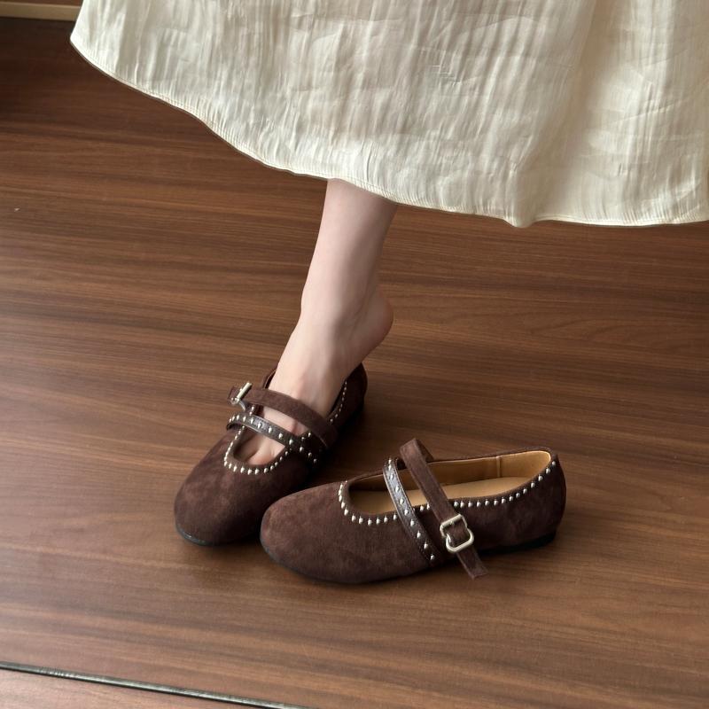 Модная винтажная обувь Мэри Джейн на плоской подошве 2025 Новая французская универсальная обувь с заклепками для женщин