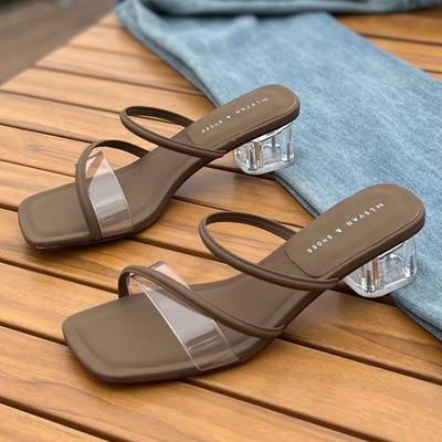 Тапочки женские модные для улицы 2025 новые летние универсальные в сказочном стиле на толстом каблуке прозрачные хрустальные французские сандалии на маленьком каблуке