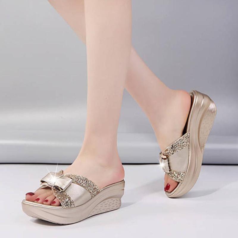 Женские летние блестящие тапочки, женская прогулочная обувь, женская кожаная обувь на танкетке, женские повседневные сандалии с открытой пяткой, удобная платформа