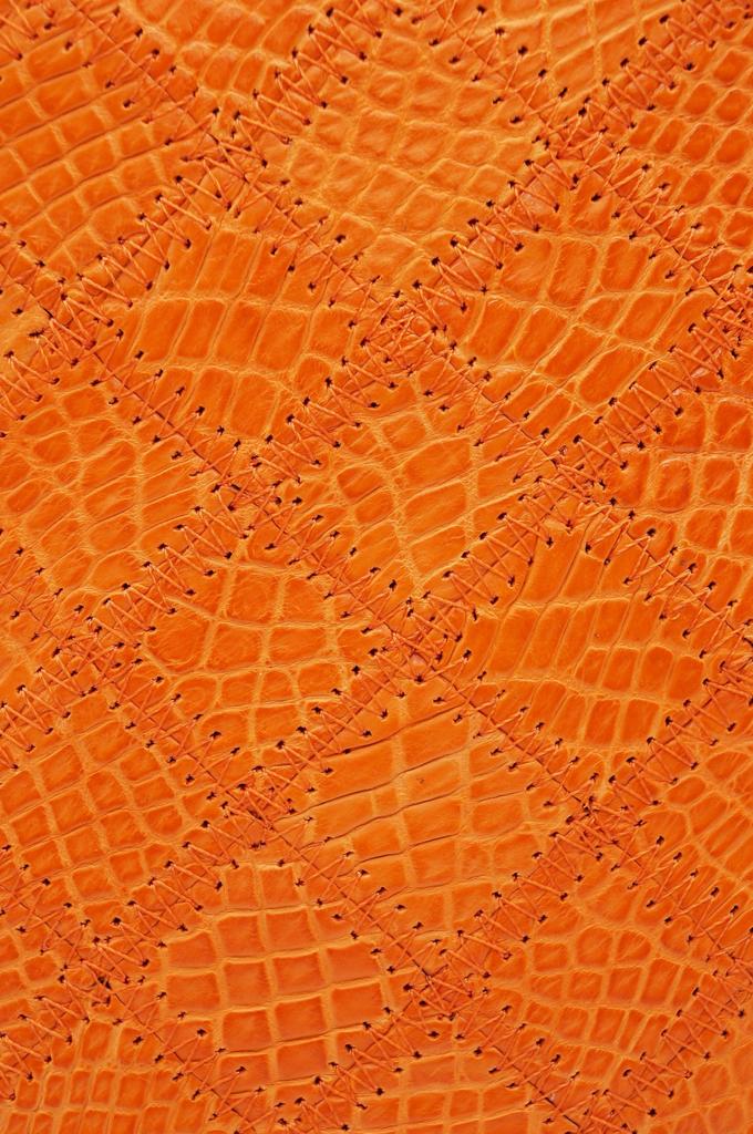 Оранжевый длинный кошелек для мужчин и женщин, изготовленный из цельного куска натуральной кожи крокодила. Имеет золотую круглую застежку-молнию, кошелек для монет, большой