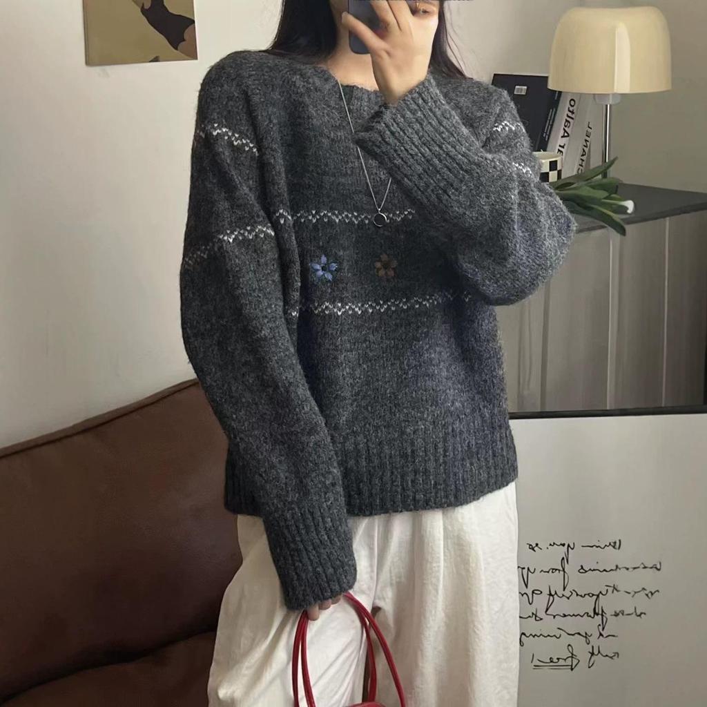 Women's Retro Floral Embroidery Round Neck Pullover Sweater – Loose Fit, Korean-Inspired Autumn/Winter Knit Top