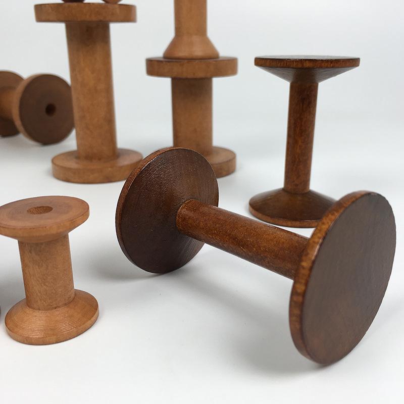 Ретро деревянная катушка: Ностальгический ручной органайзер для ниток для вышивки крестом и рукоделия.