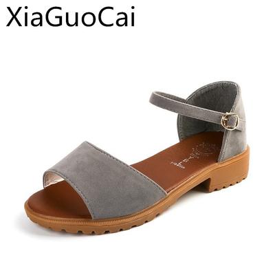 Летние женские сандалии на плоской подошве с вырезом и пряжкой в одну линию. Неглубокие резиновые женские сандалии с закрытым каблуком и открытым носком.