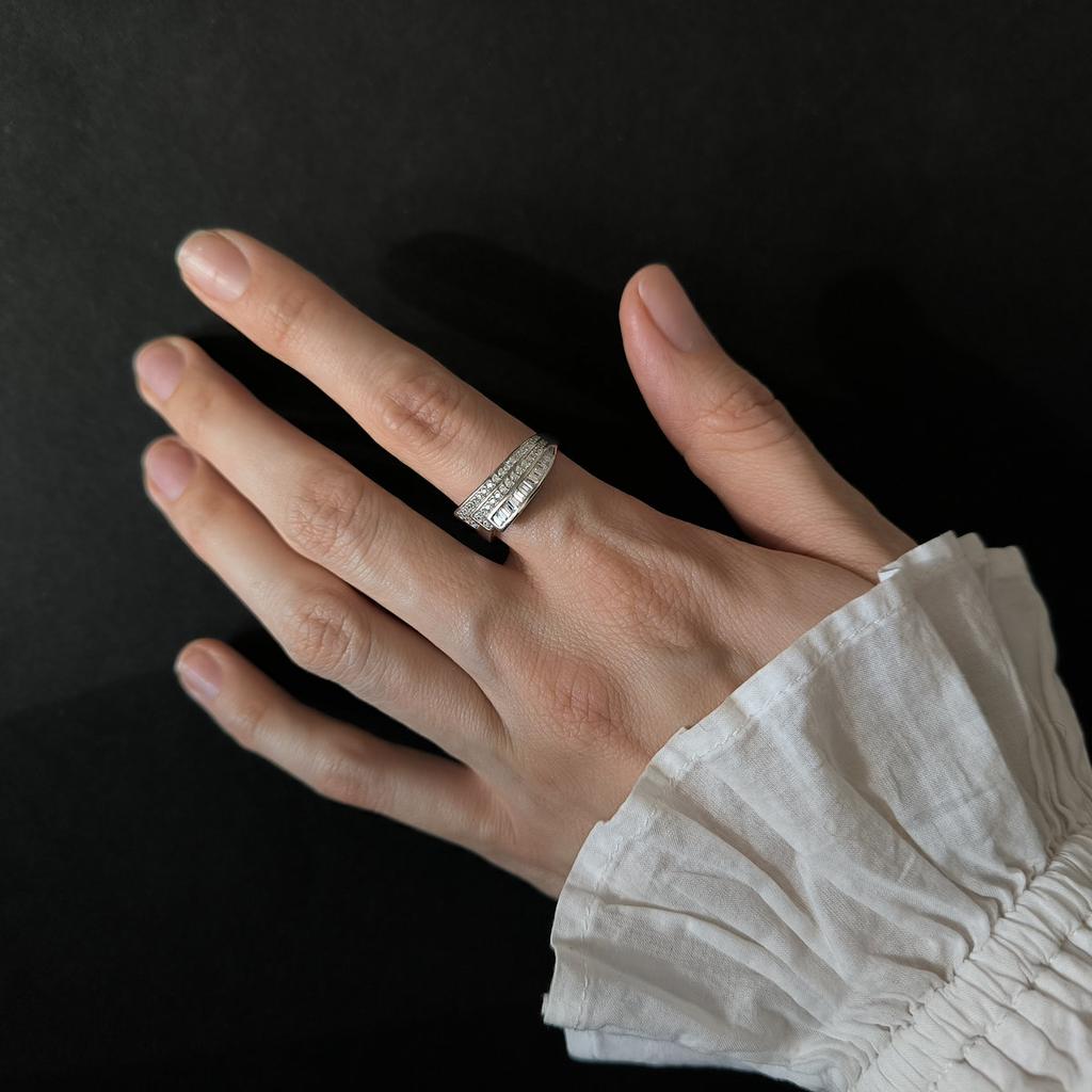 Серебряное кольцо с фианитами, вес изделия 4,18 гр (2207658)