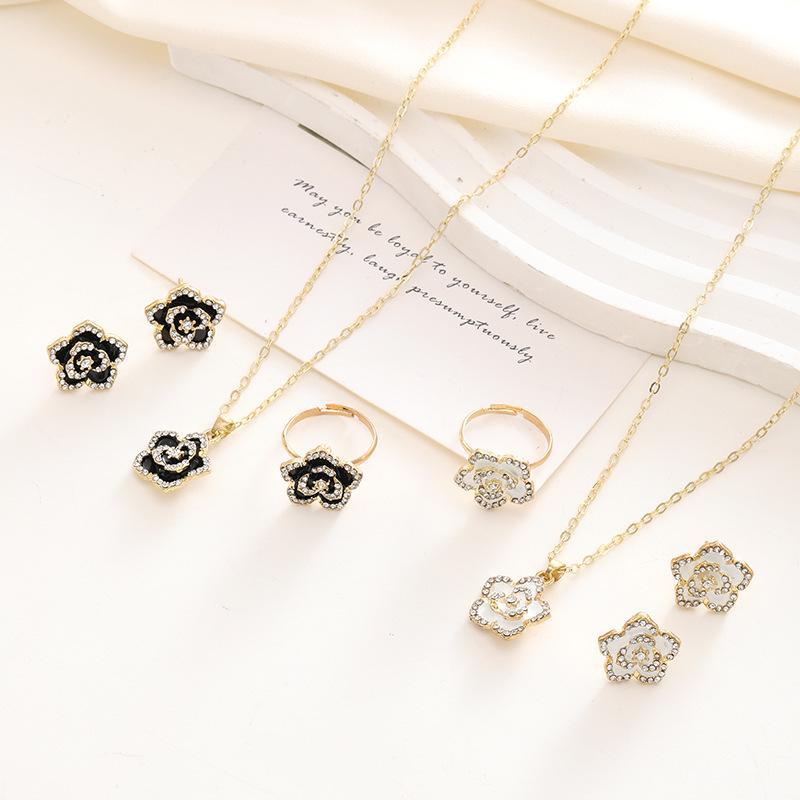 Комплект украшений «Корея Камелия»: Элегантное ожерелье, серьги и кольца в стиле легкой роскоши