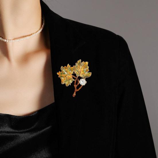 Женская брошь в форме клена с эмалью, капающей маслом, искусственный жемчуг, декор в стиле ретро, противоскользящая полировка