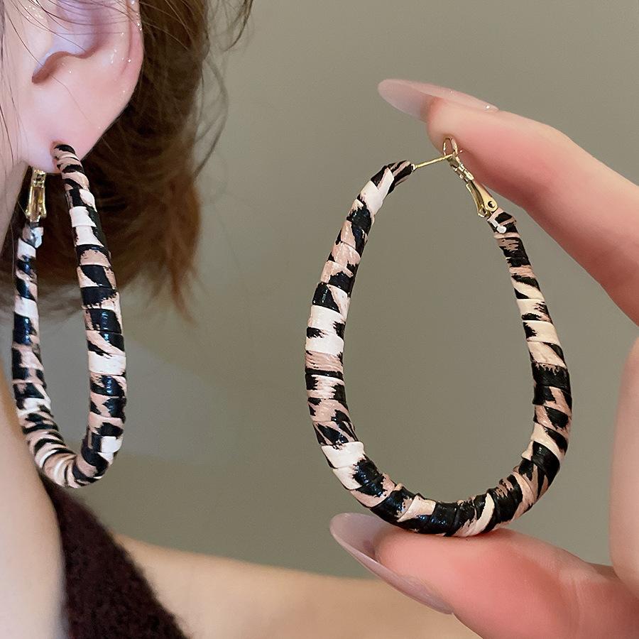 Серьги-гвоздики из серебряной иглы, из смолы и искусственной кожи с леопардовым принтом, геометрические, круглые, в виде цветка, осенне-зимние, нишевые, высокого класса, женские