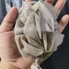 2 штуки натуральных люфовых губок, средства для ванны, мочалка для тела, ручная люфовая губка для отшелушивания и купания.