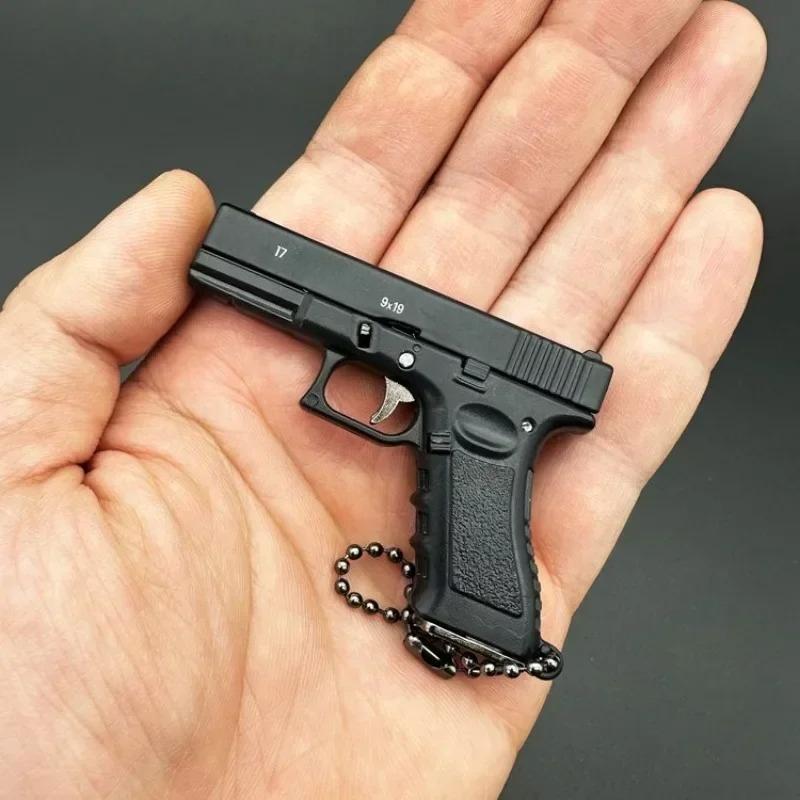 Мини-игрушечный пистолет из полусплава 1:3 Миниатюрная модель пистолета G17 Разборная металлическая игрушечная пушка Сделай сам Брелок Подвеска Украшения идеально подходит для фанатов Армии