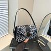 Модная и высокоценная нишевая дизайнерская наплечная сумка-мессенджер 2025 новая сумка под мышкой в зарубежном стиле с леопардовым принтом маленькая квадратная сумка
