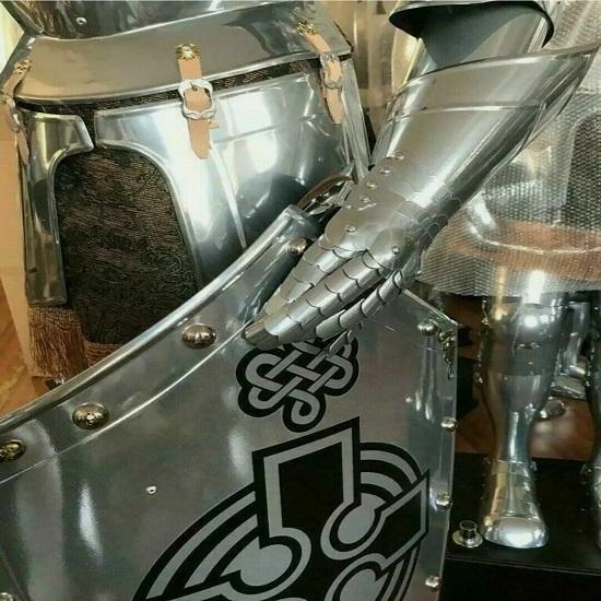 Средневековый рыцарь, носимый костюм доспехов, боевой костюм крестоносца, полный доспех.