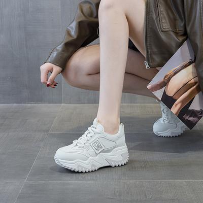 Кеды на платформе с внутренней высотой, женские, весна 2025, новая корейская версия, белые туфли, интернет-знаменитость, повседневные, модные, универсальные женские туфли