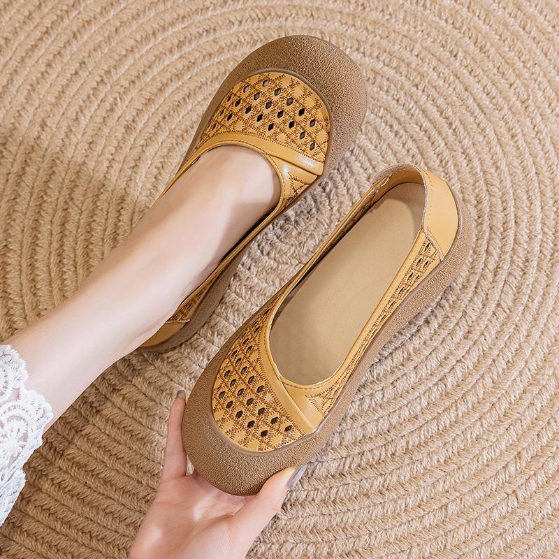 Кожаные новые летние сандалии женские туфли большого размера для мамы мягкая подошва полые удобные на плоской подошве нескользящие одинарные туфли с перфорацией дышащие