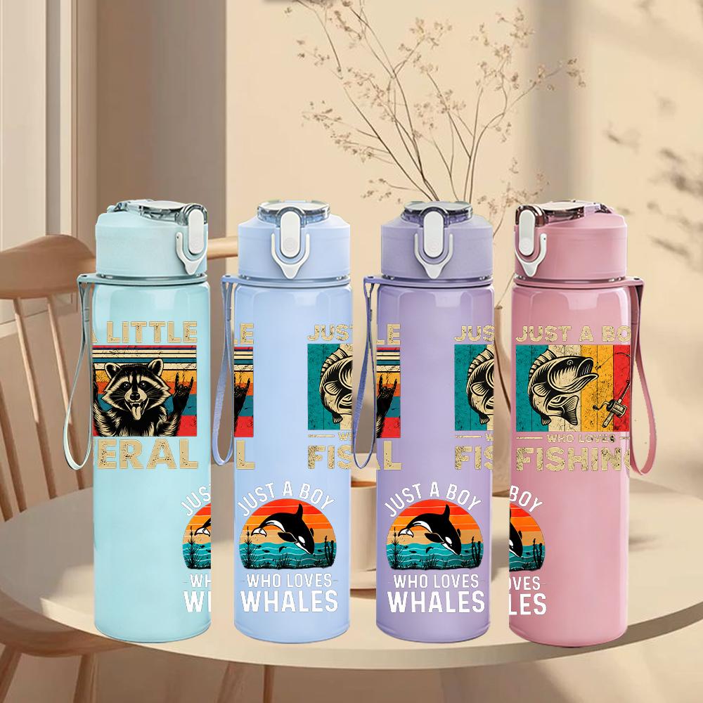 1PC A Little Feral Fishing Dual Layout 750ml Color Plastic Water Bottle Leakproof Flip Straw Lid For Sports Office Home Use