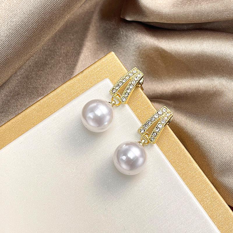 Элегантные магнитные алмазные клипсы для ушей, идеально подходящие для непроколотых ушей. Модный аксессуар в японско-корейском стиле для создания изысканного образа знаменитости.