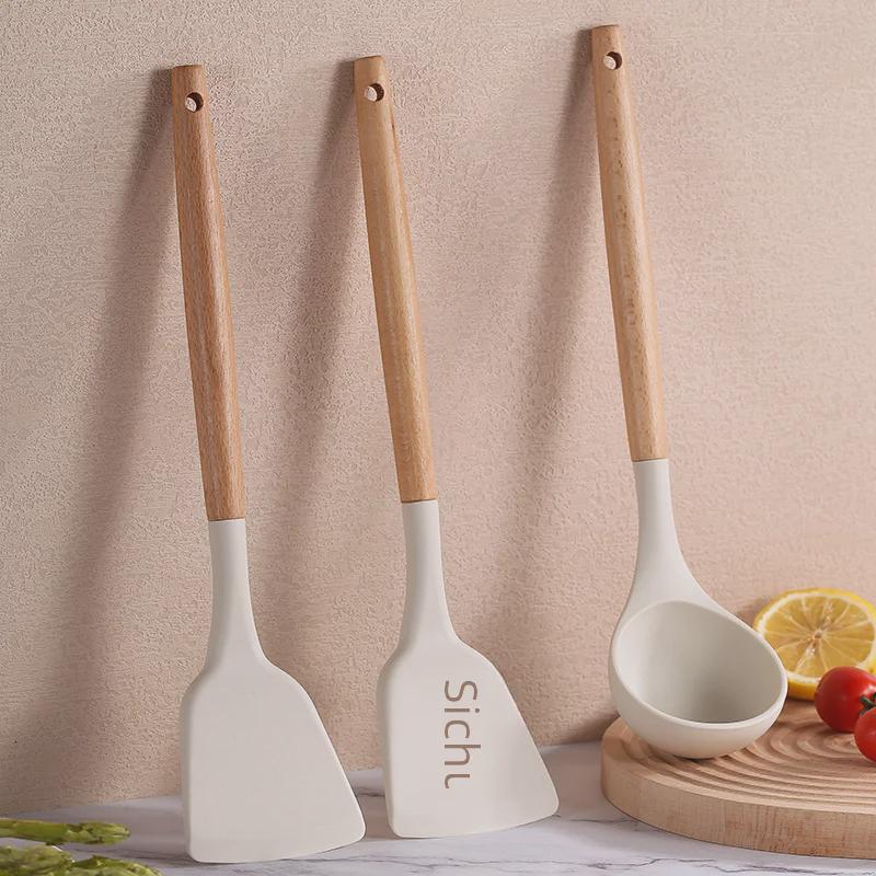 Кухонные принадлежности с антипригарным покрытием из силикона и бука: Лопатка с деревянной ручкой, лопатка для жарки и ложка для супа.