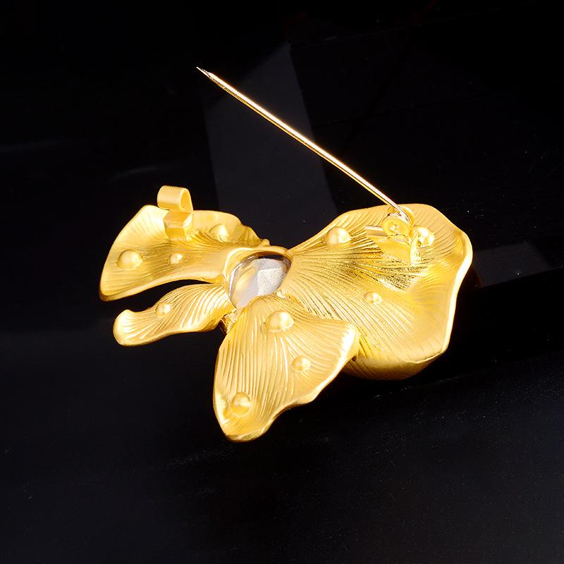 Ретро-брошь в виде бабочки в европейско-американском стиле - элегантная булавка из сплава для корсажей и пальто