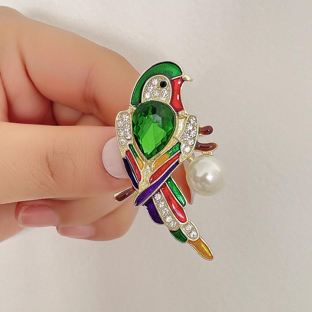 Брошь-птица с жемчугом и бриллиантами: Имитация булавки в виде попугая с каплями масла - уникальный аксессуар для женского корсажа в виде животного
