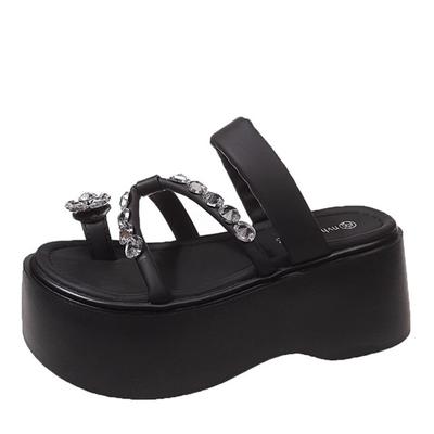 Модные женские тапочки со стразами на высоком каблуке 2024 года, летняя новая верхняя одежда, шлепанцы, босоножки на толстой подошве, увеличивающие рост