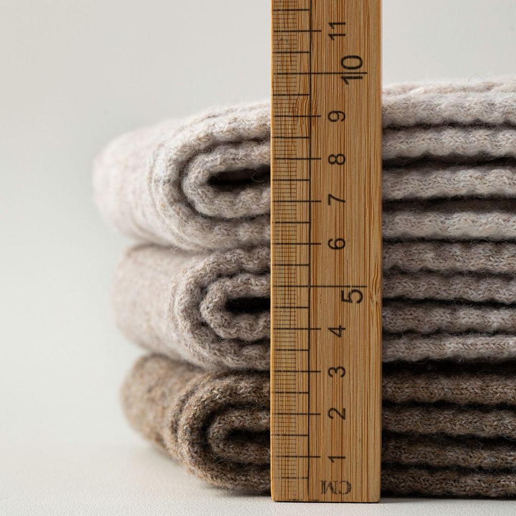 Женские молочно-белые шерстяные носки: Осенне-зимние носки с косами, утолщенные для тепла, в серых тонах, до середины голени, свободного кроя