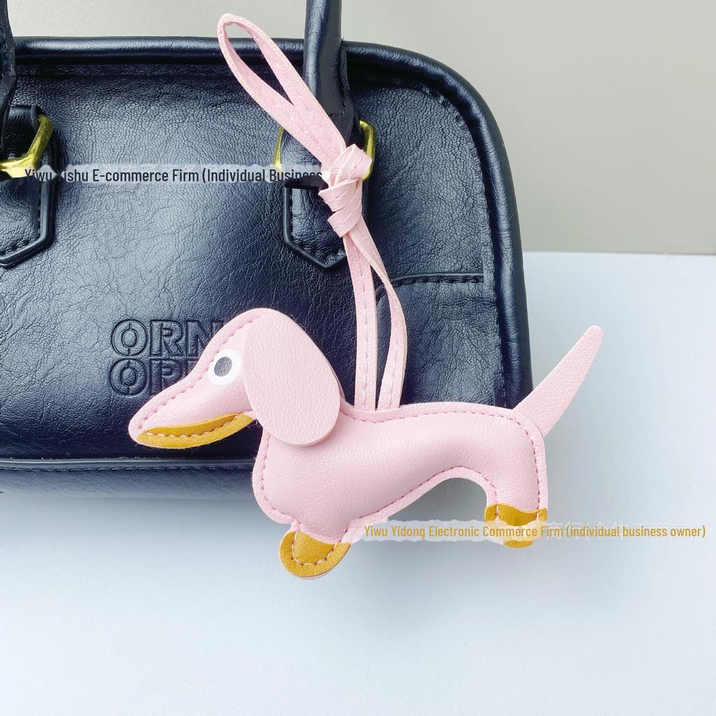 Брелок из искусственной кожи в виде таксы: Милый трансграничный аксессуар для автомобиля и креативное украшение для сумки.