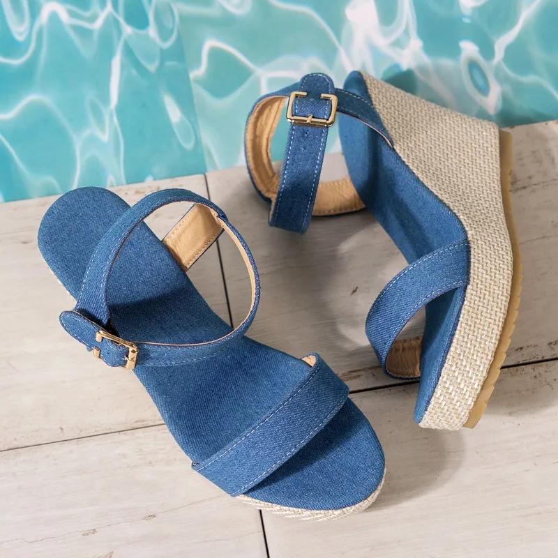 2024 Новые летние высококачественные женские туфли, модные однотонные босоножки на танкетке с открытым носком и одной пряжкой на высоком каблуке