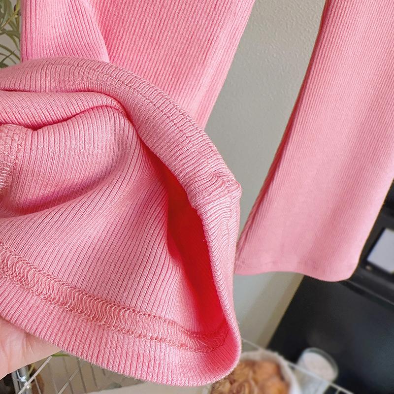 Комплект из двух предметов: футболка с короткими рукавами и слегка расклешенные брюки для девочки. Летний повседневный мягкий детский комплект одежды.