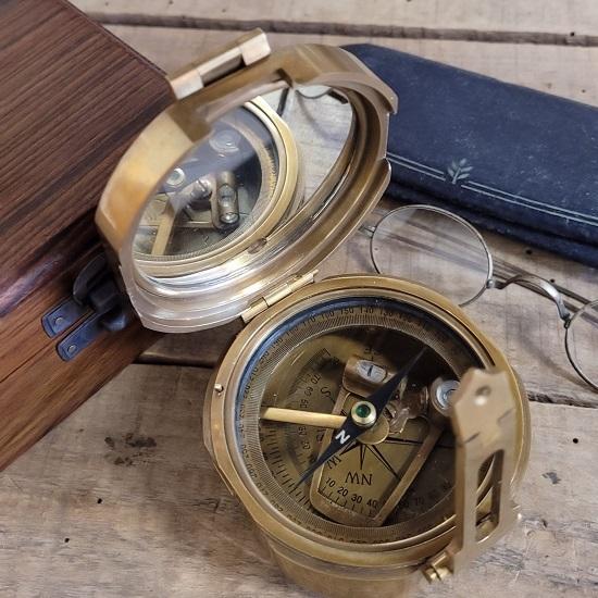 Антикварный латунный военный компас с гравированной коробкой