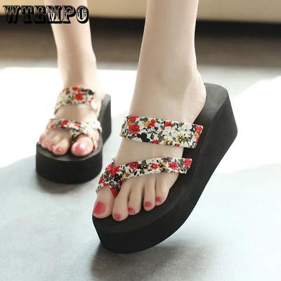 Шлепанцы на высоком каблуке с цветочным узором и толстой подошвой. Женские пляжные противоскользящие тапочки на высоком каблуке. Модные сандалии для внешней одежды. Простой повседневный стиль. Лето.