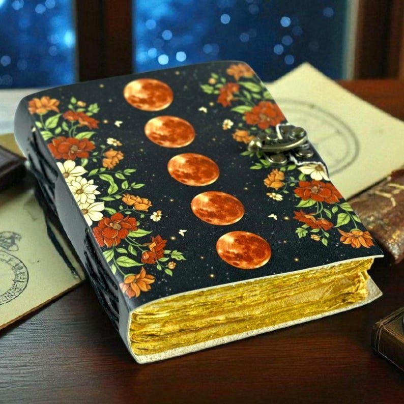 Большой кожаный гримуар-дневник: Книга заклинаний с изображением луны, пустая книга теней.