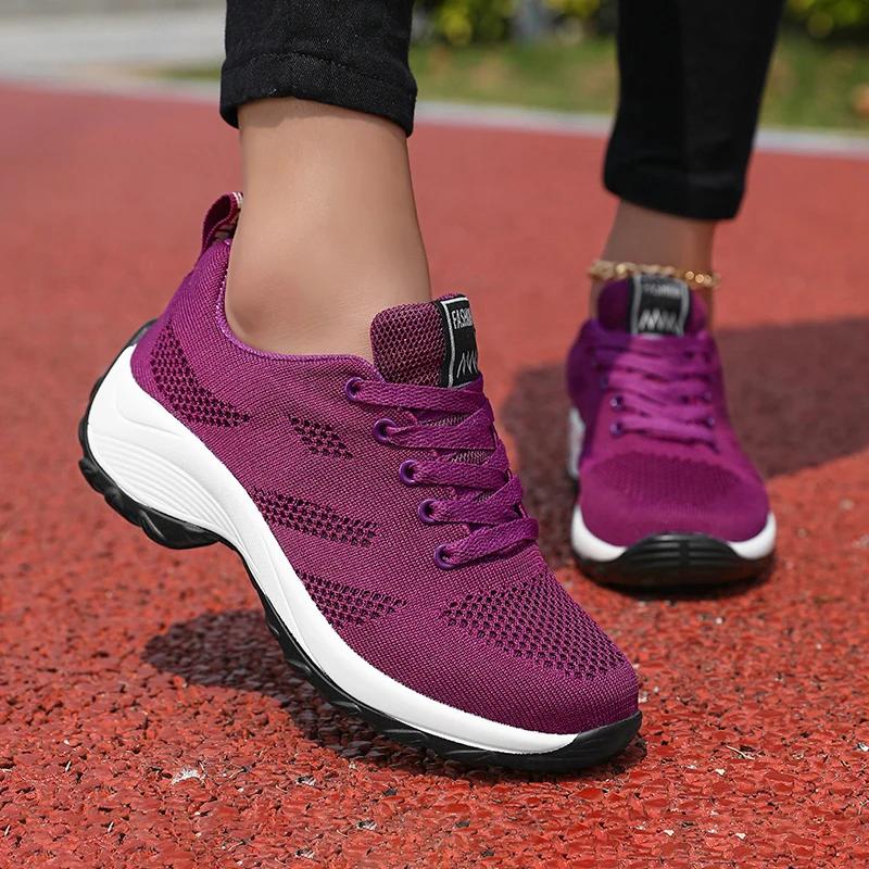 Новые летние женские кроссовки, легкие сетчатые туфли, дышащая платформа, противоскользящая шнуровка, модные черные кроссовки для бега и тенниса, женская тенденция 2024 года