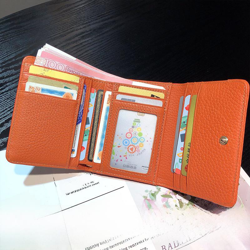 Компактный женский кошелек из коровьей кожи с несколькими отделениями для карт — стильный, вместительный и универсальный