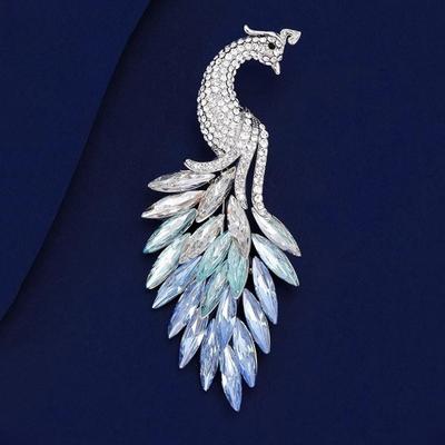 Брошь «Градиентный кристальный павлин» — это модная, элегантная и изысканная брошь с нишевым чувством дизайна.