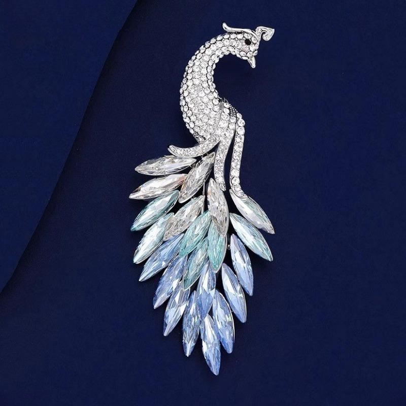 The Gradient Crystal Peacock Brooch Is A Fashionable, Elegant and Exquisite Brooch with A Niche Design Sense