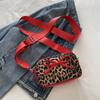 Модная сумка-мессенджер с леопардовым принтом в стиле «бант» в зимнем стиле с нишевым дизайном в иностранном стиле, маленькая квадратная женская сумка
