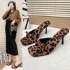 Тонкий каблук леопардовый принт крутые тапочки женские французские однословные высокие каблуки серебристые сандалии лето новые с юбкой женская обувь